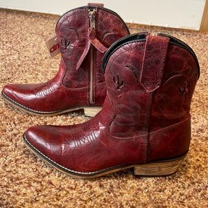 Red dingo boots size 6 with zipper side